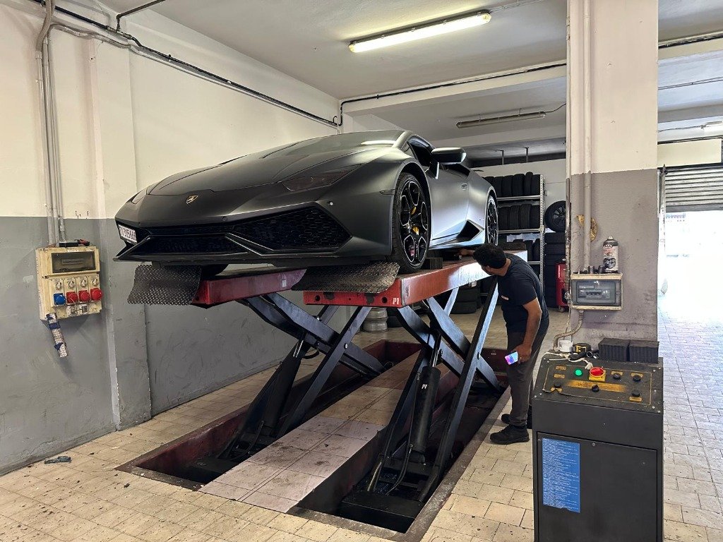 Lamborghini Huracán sul ponte sollevatore d'officina