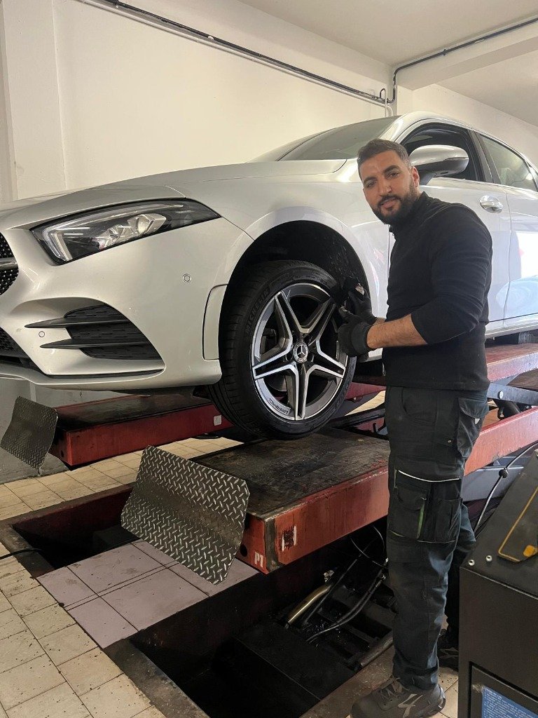 Amin al lavoro su Mercedes-Benz Classe A