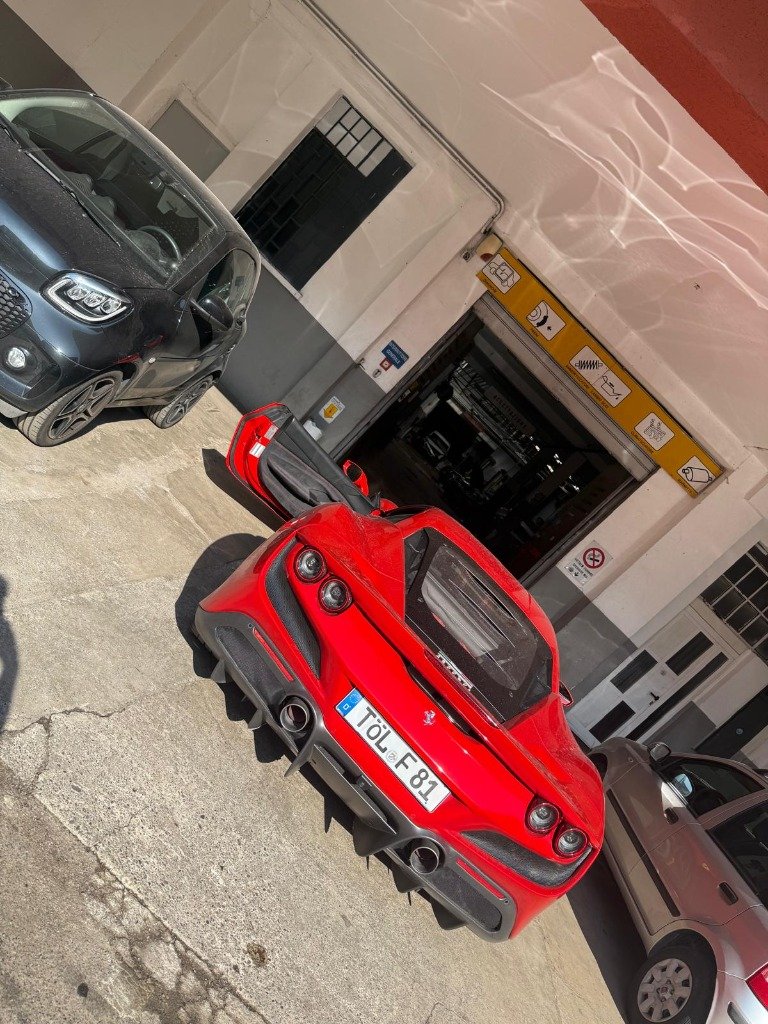 Ferrari 488 Pista nel piazzale dell'officina